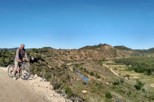 Baixada cap al riu Algars amb el pig del poblat iberic de la Gessera al fons